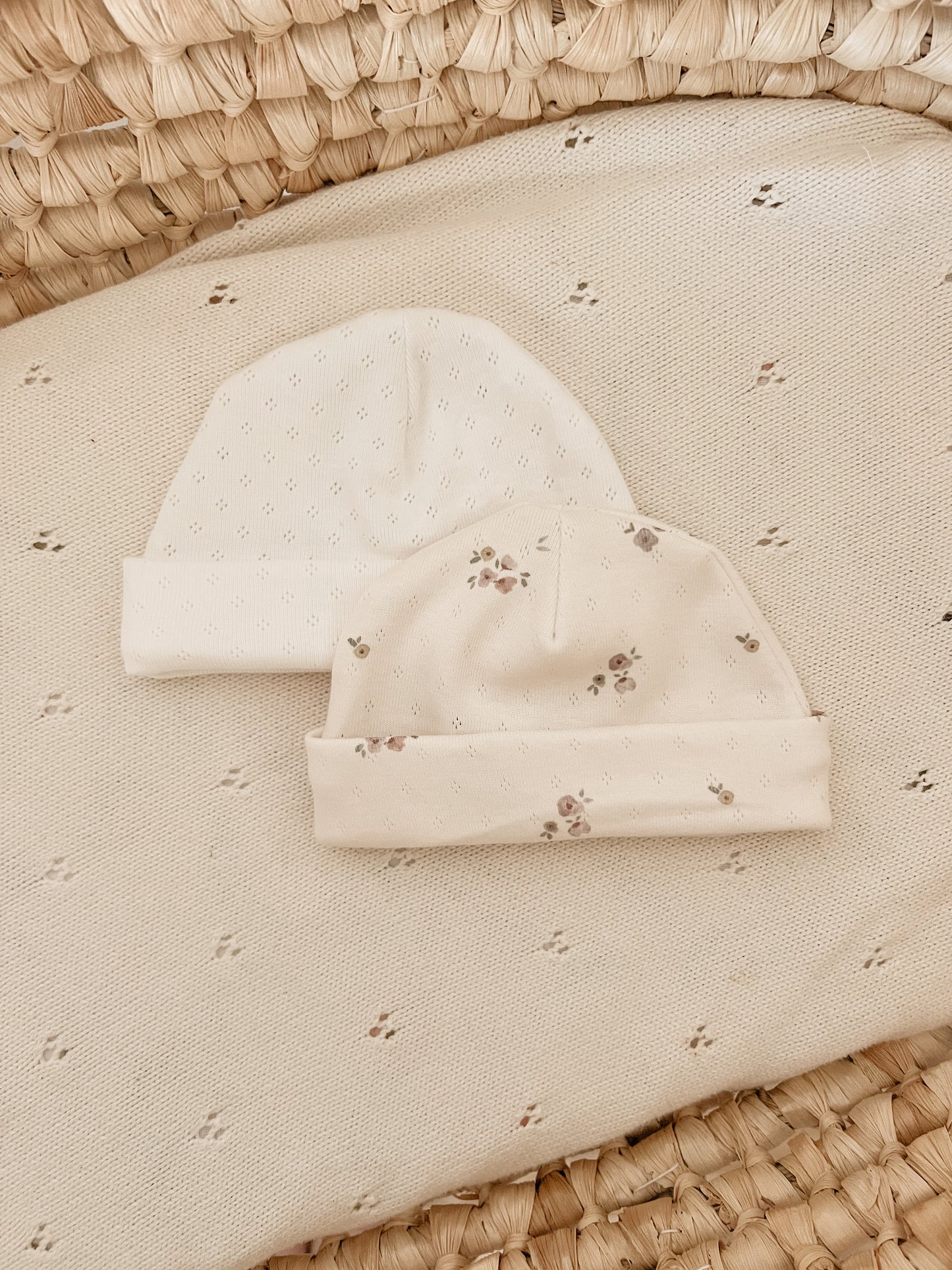 Bonnet naissance en mailles pointelles