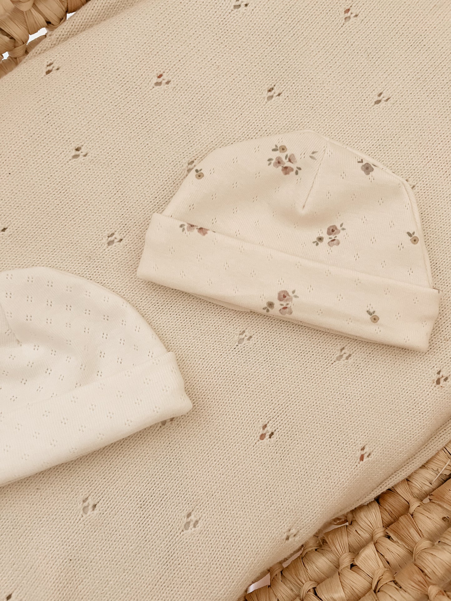 Bonnet naissance en mailles pointelles