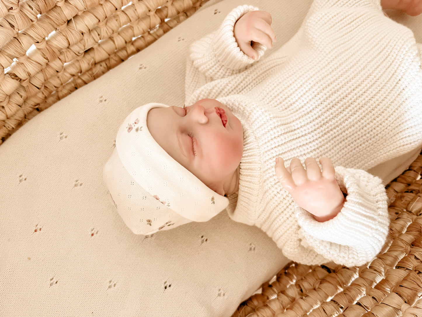 Bonnet naissance en mailles pointelles