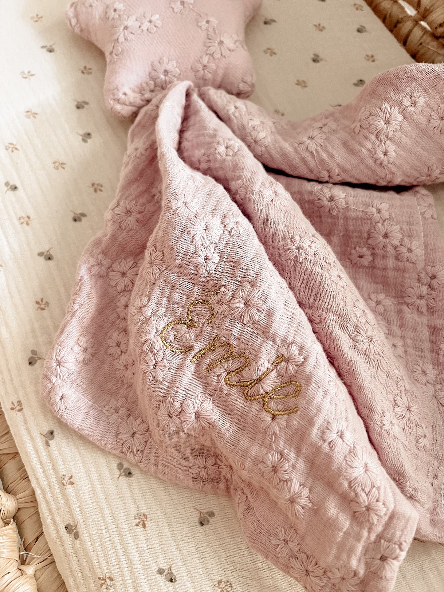 Doudou Nova - Double gaze de coton brodée Pétale