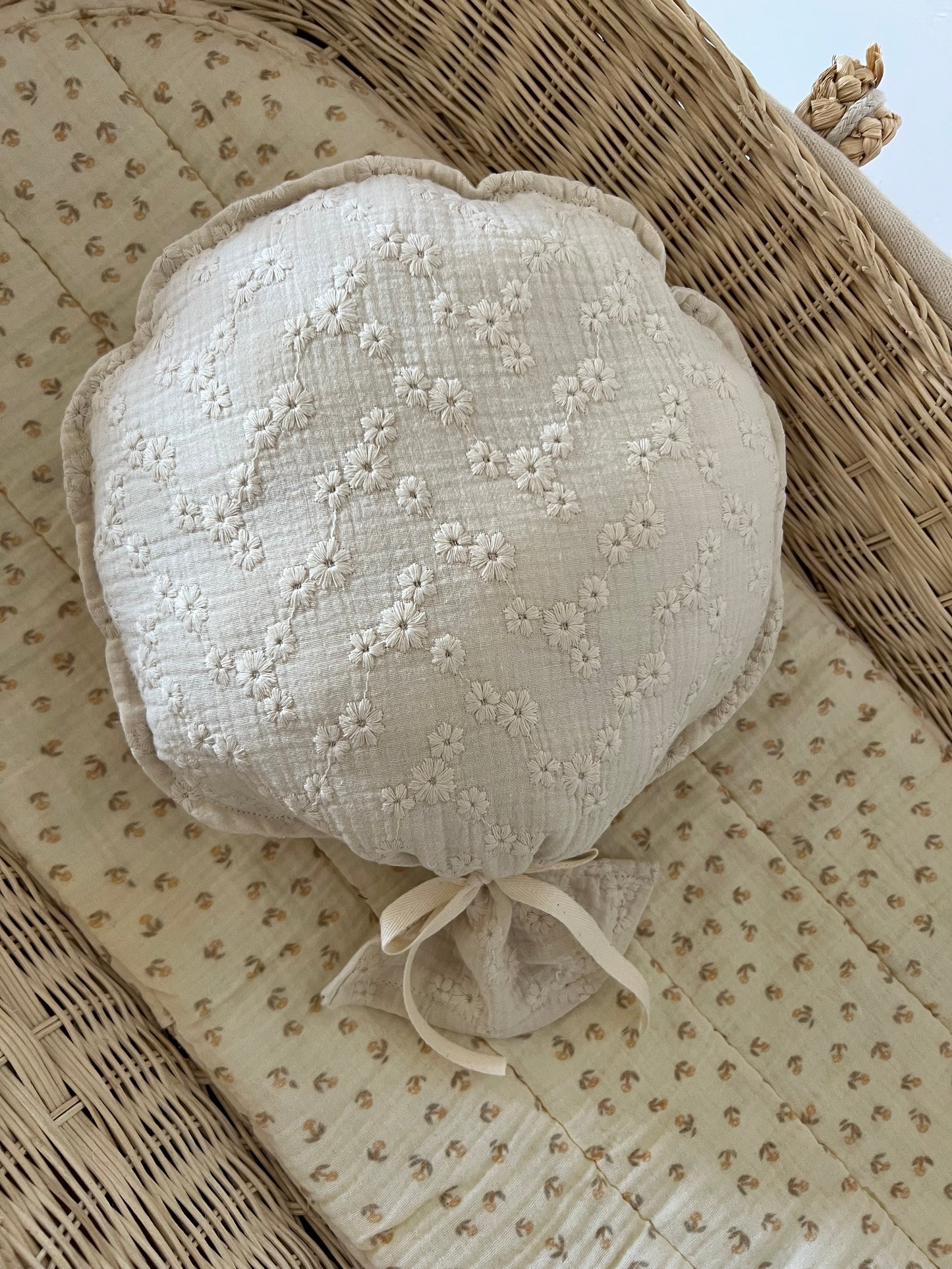 Ballon mural brodé - beige brodé