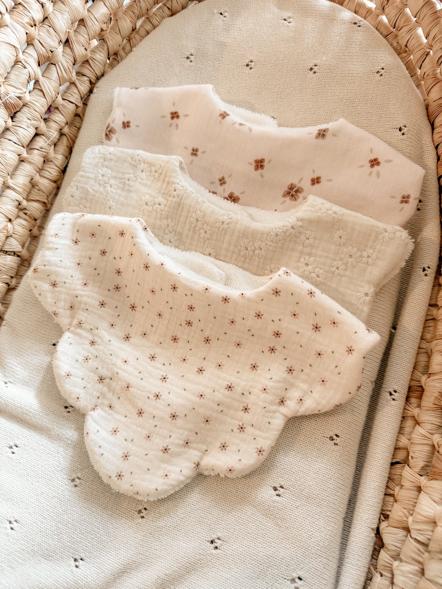 Bavoir pétales - À COMPOSER 🌼