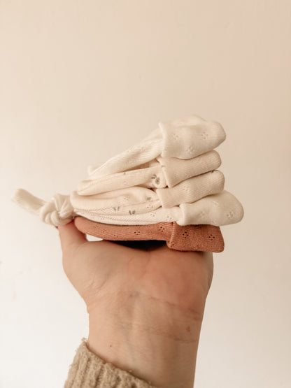 Bonnet naissance en mailles pointelles