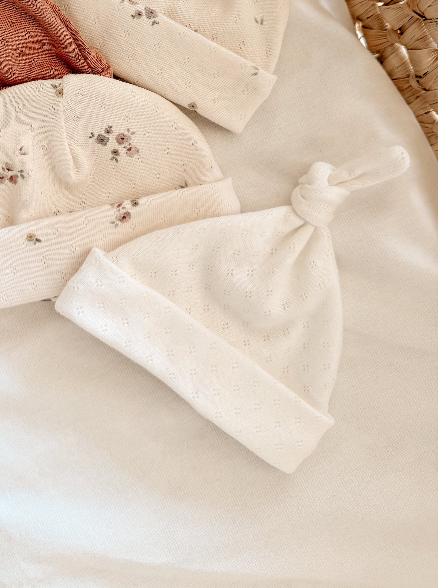 Bonnet naissance en mailles pointelles